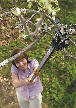 Teleskopické zahradní nůžky - řez dřevin (FISKARS)